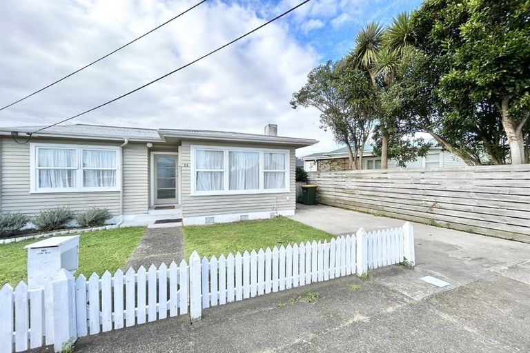 Photo of property in 32 Queenwood Road, Levin, 5510