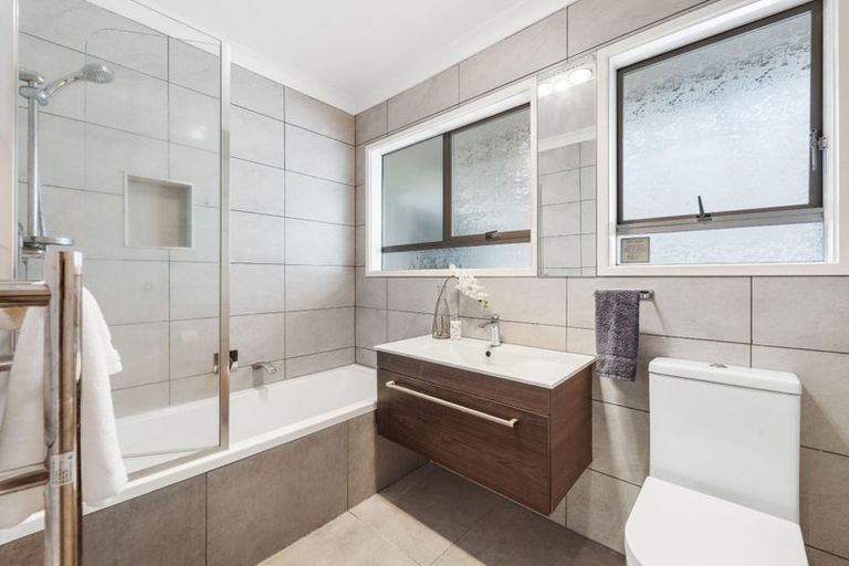 Photo of property in 10 Borrowdace Avenue, Botany Downs, Auckland, 2010