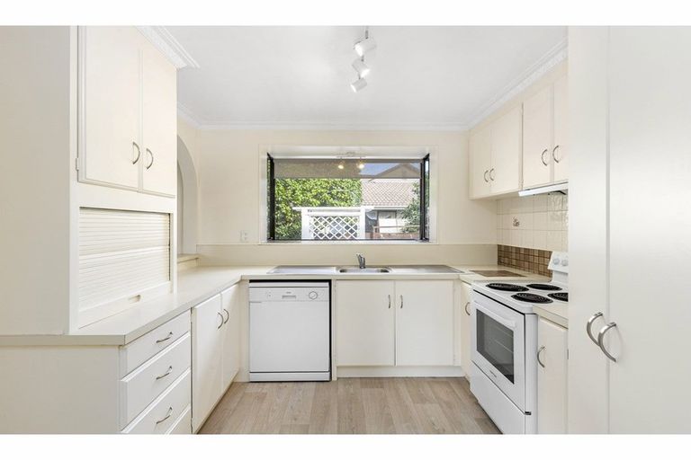 Photo of property in 2 Page Place, Hamilton East, Hamilton, 3216