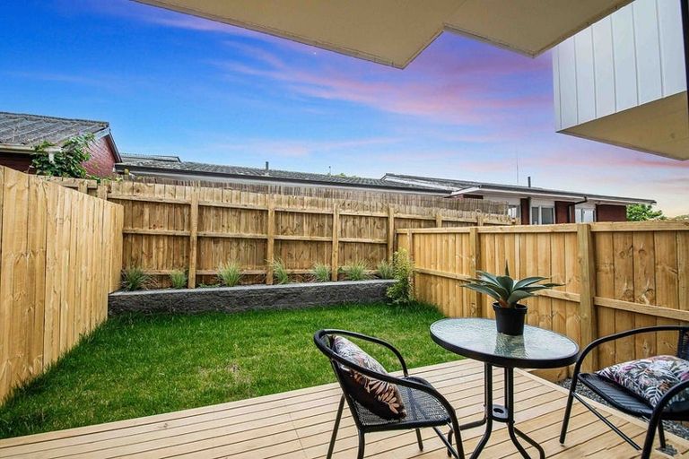 Photo of property in 2/155 Te Atatu Road, Te Atatu South, Auckland, 0610