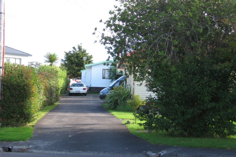 Photo of property in 1/1 Glenvil Lane, Te Atatu Peninsula, Auckland, 0610