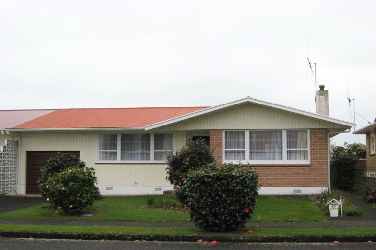 Photo of property in 49 Karaka Crescent, Levin, 5510