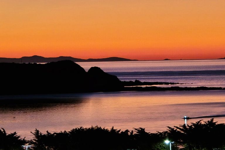 Photo of property in 16 Mana View Road, Paremata, Porirua, 5026