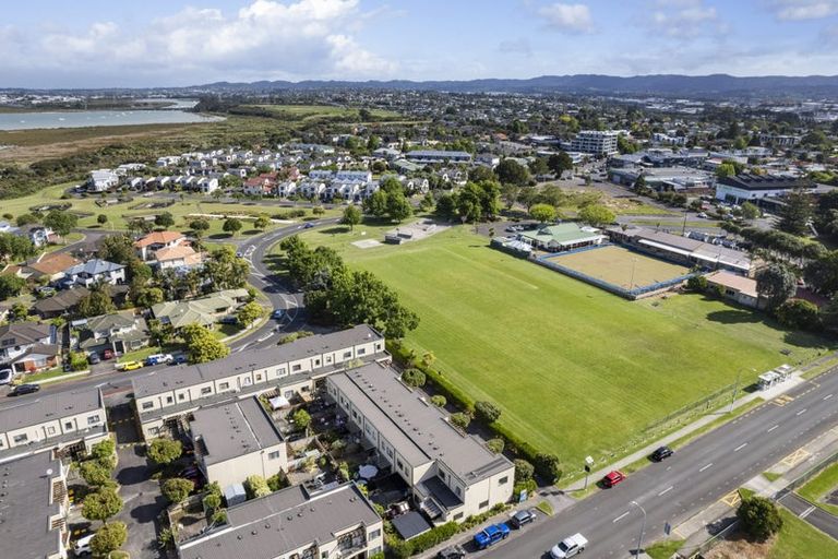 Photo of property in 5/15 Harbour View Road, Te Atatu Peninsula, Auckland, 0610