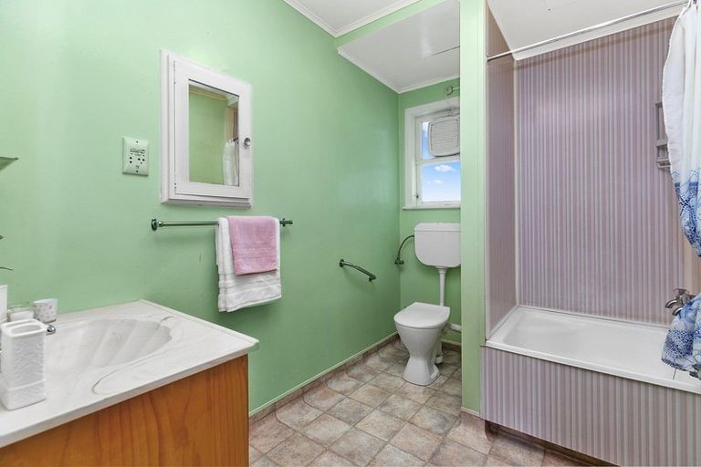 Photo of property in 30 Westview Grove, Miramar, Wellington, 6022