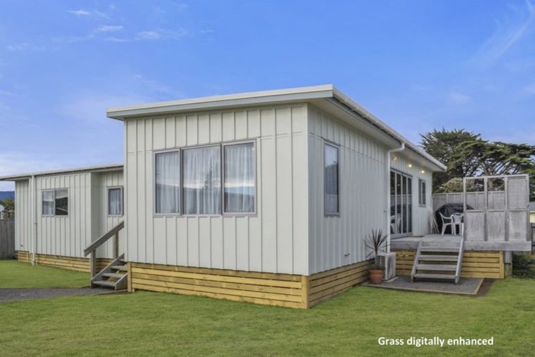 Photo of property in 17 Karaka Street, Otaki Beach, Otaki, 5512