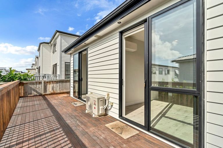 Photo of property in 27 Craigs Way, Hobsonville, Auckland, 0616