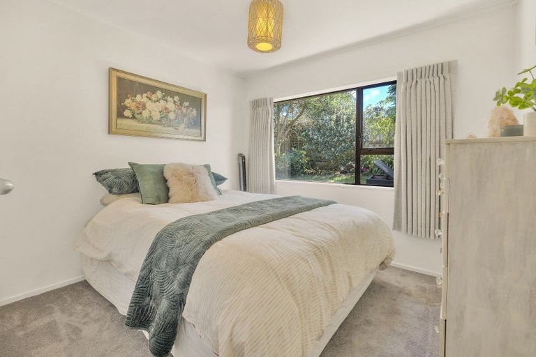 Photo of property in 1/1 Pickwick Parade, Mellons Bay, Auckland, 2014