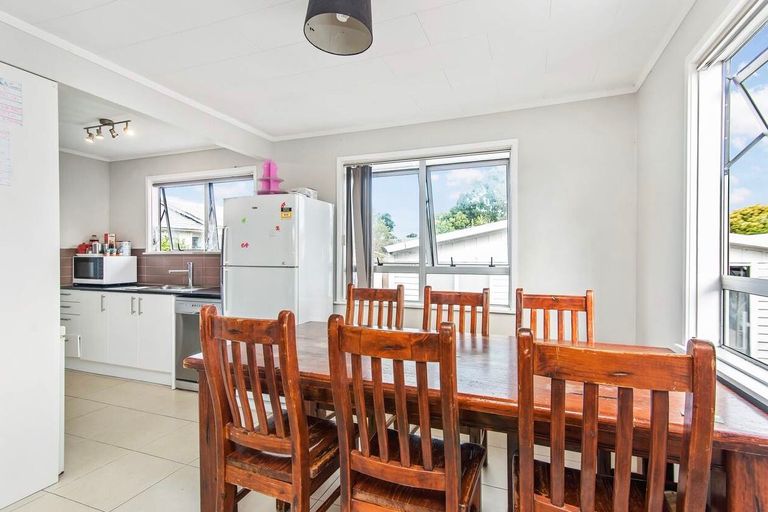 Photo of property in 42 Staverton Crescent, Mangere, Auckland, 2022