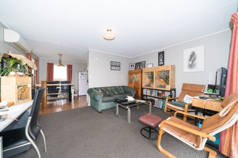 Photo of property in 2 Suzanne Grove, Kelvin Grove, Palmerston North, 4414