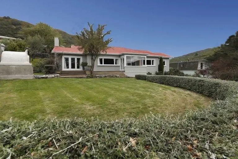 Photo of property in 54 Durham Street, Picton, 7220