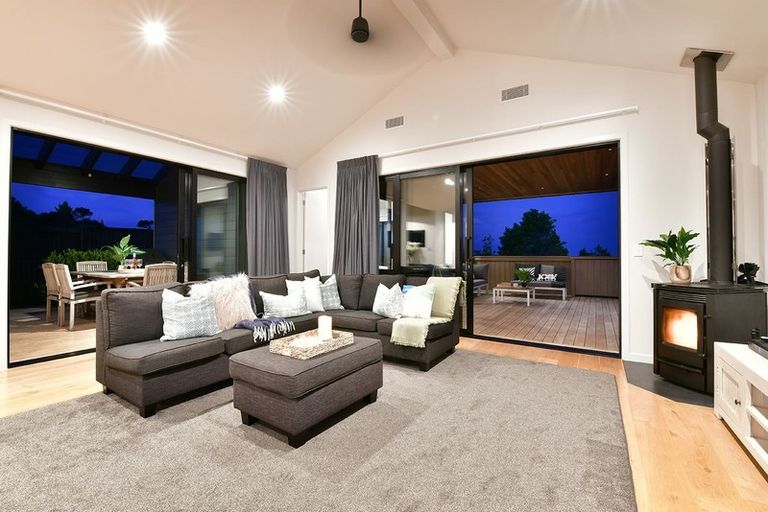 Photo of property in 240 Hillcrest Road, Wainui, 0931