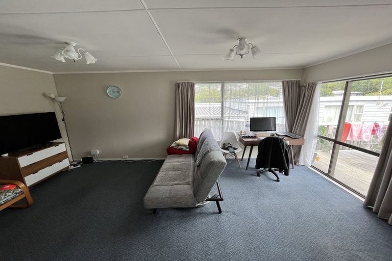 Photo of property in 201a Newlands Road, Newlands, Wellington, 6037