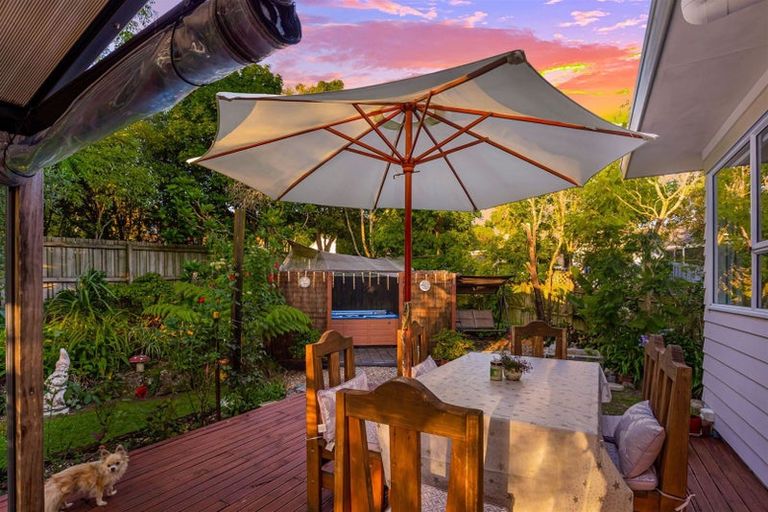 Photo of property in 3 Garcia Place, West Harbour, Auckland, 0618