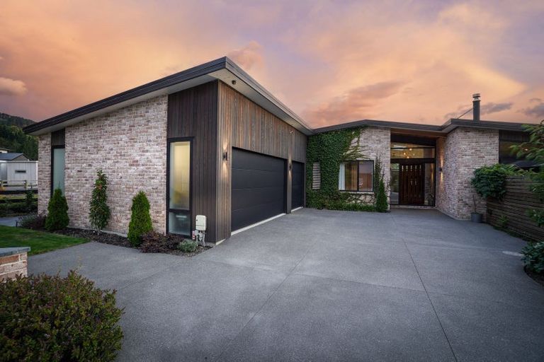 Photo of property in 8 Caro Lane, Cracroft, Christchurch, 8022