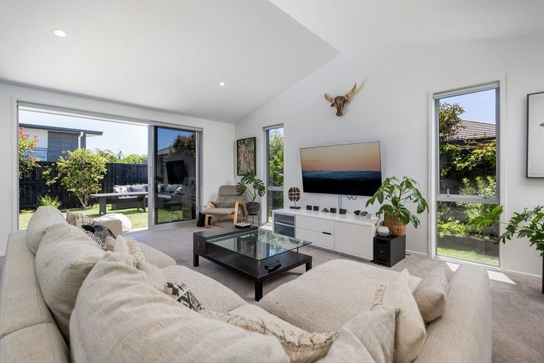 Photo of property in 27 Hiria Crescent, Papamoa Beach, Papamoa, 3118