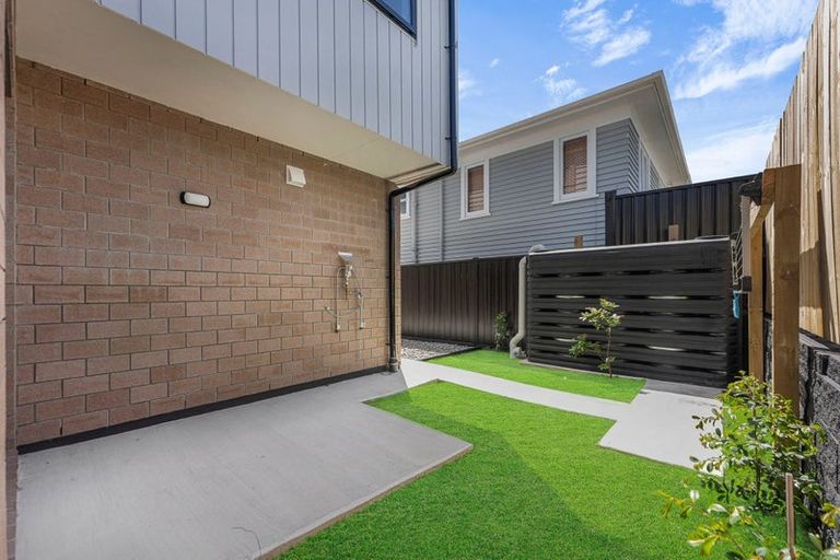 Photo of property in 12 Mcleod Road, Weymouth, Auckland, 2103