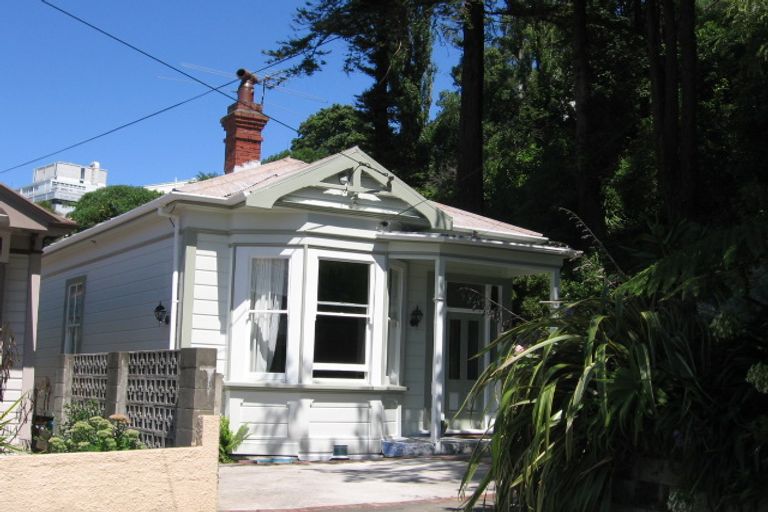 Photo of property in 9 Ranfurly Terrace, Mount Cook, Wellington, 6021