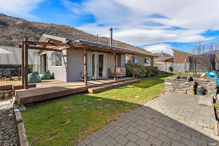 Photo of property in 16 Daveys Place, Arrowtown, 9302
