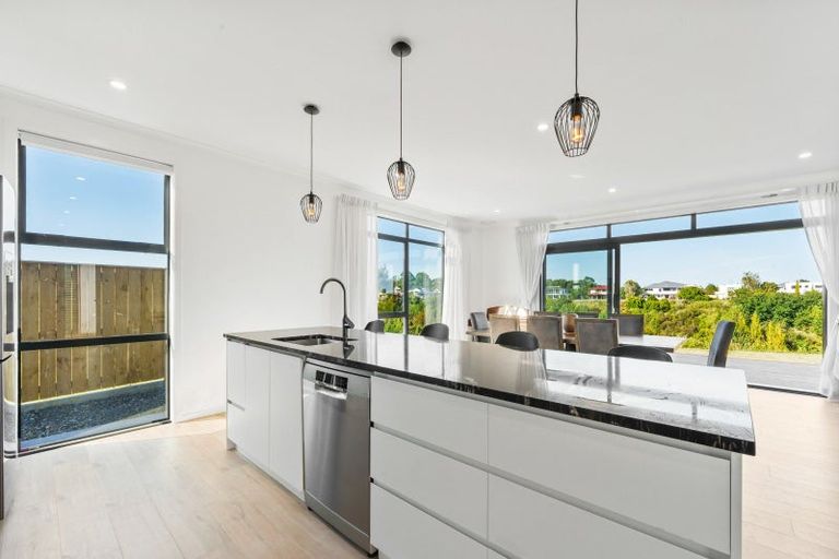 Photo of property in 67 Vaucluse Heights, Fitzherbert, Palmerston North, 4410