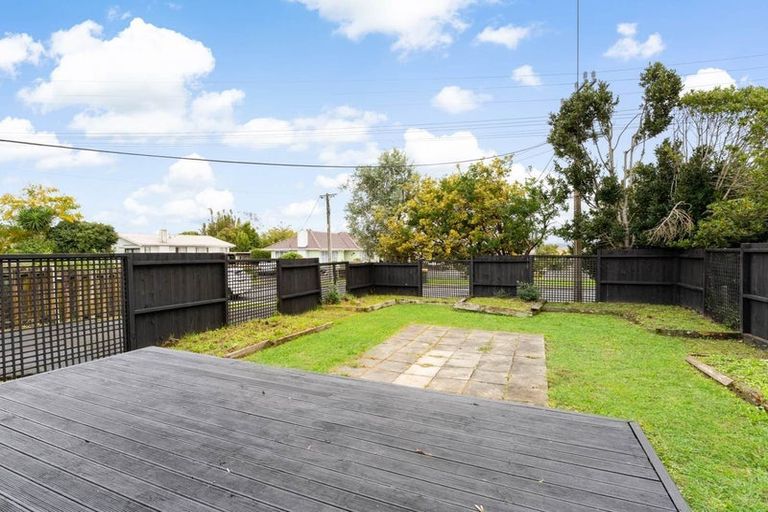 Photo of property in 4 Kirrie Avenue, Te Atatu South, Auckland, 0610
