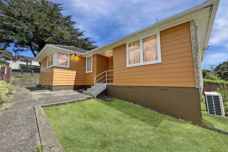 Photo of property in 126 Castor Crescent, Cannons Creek, Porirua, 5024