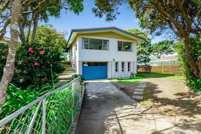 Photo of property in 17 Eruini Street, Waikanae Beach, Waikanae, 5036