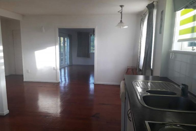 Photo of property in 26 Selwyn Crescent, Forrest Hill, Auckland, 0620