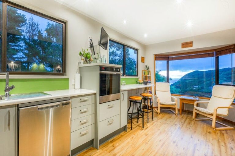 Photo of property in 104 Airlie Road, Plimmerton, Porirua, 5026