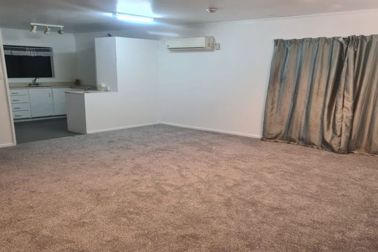 Photo of property in 72 Maplesden Drive, Clendon Park, Auckland, 2103