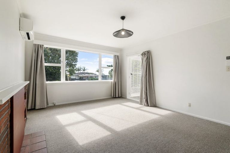 Photo of property in 199 Chivalry Road, Glenfield, Auckland, 0629