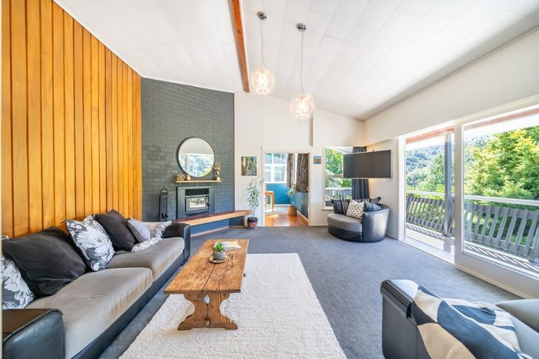 Photo of property in 34 Pinehaven Road, Pinehaven, Upper Hutt, 5019