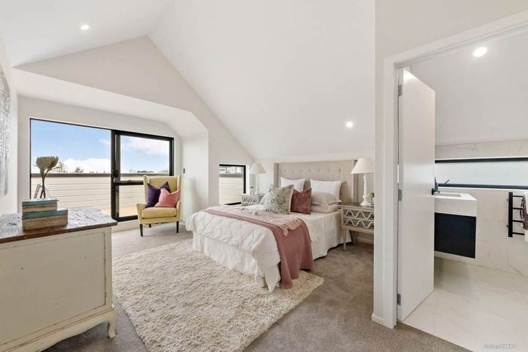 Photo of property in 10 Copperfield Terrace, Mellons Bay, Auckland, 2014