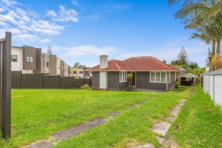 Photo of property in 19 Vodanovich Road, Te Atatu South, Auckland, 0610