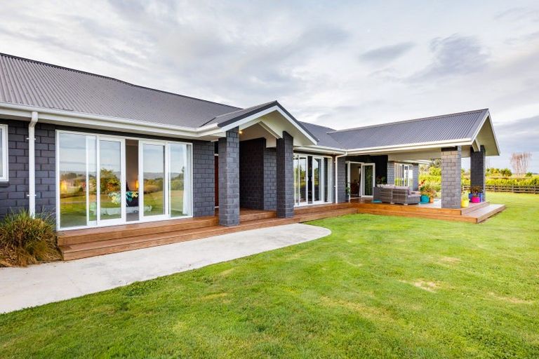 Photo of property in 21 Loveston Lane, Kelvin Grove, Palmerston North, 4470