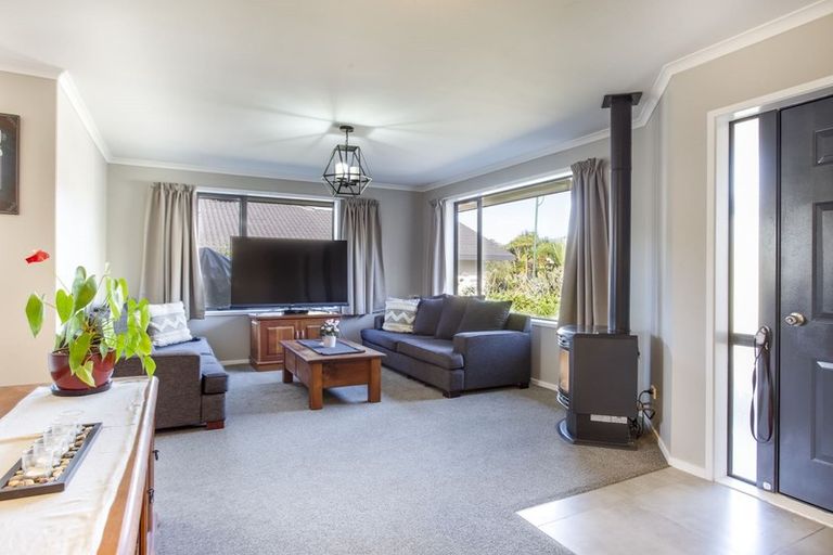 Photo of property in 6 Amberly Rise, Helensville, 0800