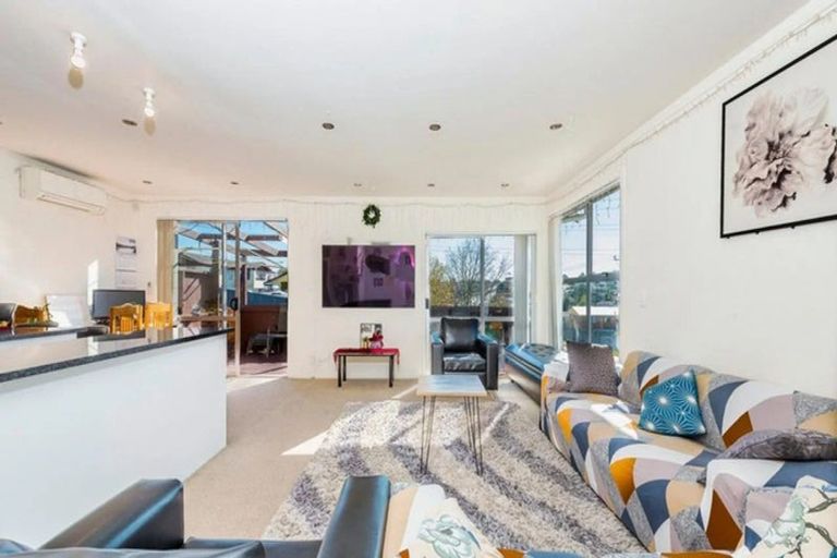 Photo of property in 2 Doone Place, Massey, Auckland, 0614