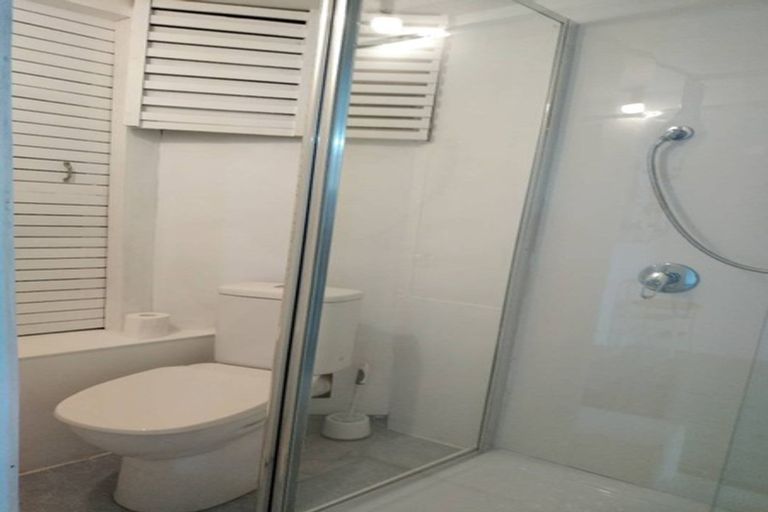 Photo of property in 1/22 Wykeham Place, Glenfield, Auckland, 0629