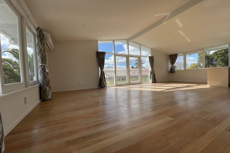 Photo of property in 71 Tiroroa Avenue, Te Atatu South, Auckland, 0610