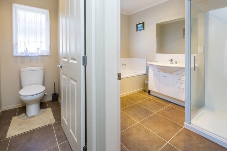 Photo of property in 48 King Charles Drive, Kingsley Heights, Upper Hutt, 5018