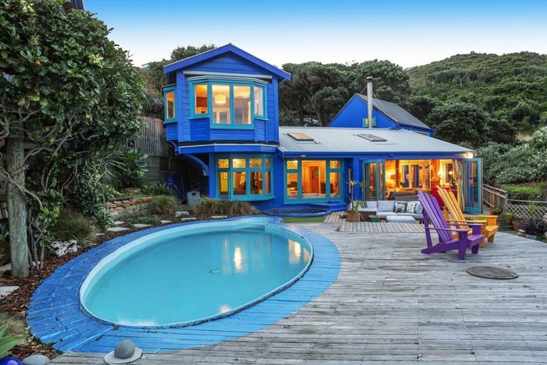 Photo of property in 11 Cave Road, Houghton Bay, Wellington, 6023