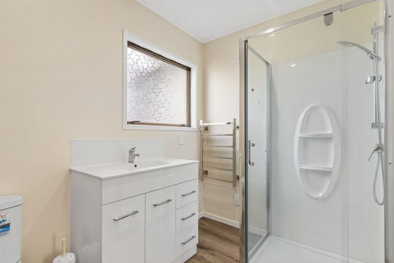 Photo of property in 2/29 Barker Rise, Northcross, Auckland, 0632