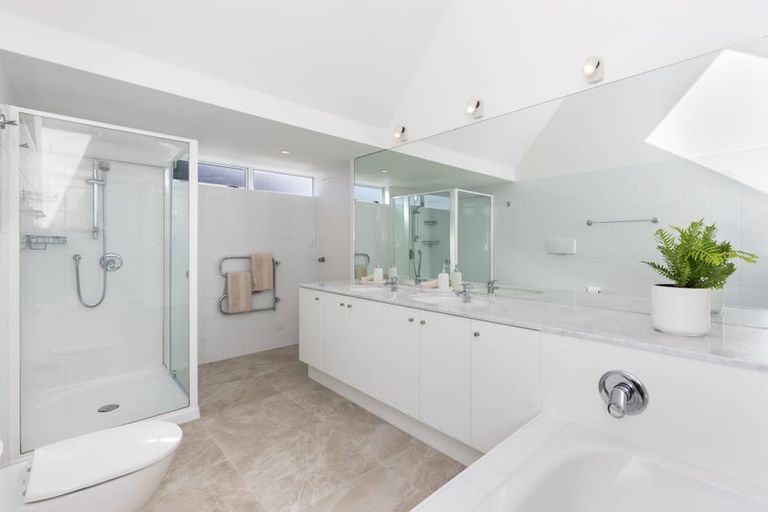 Photo of property in 25 Oakpark Place, West Harbour, Auckland, 0618
