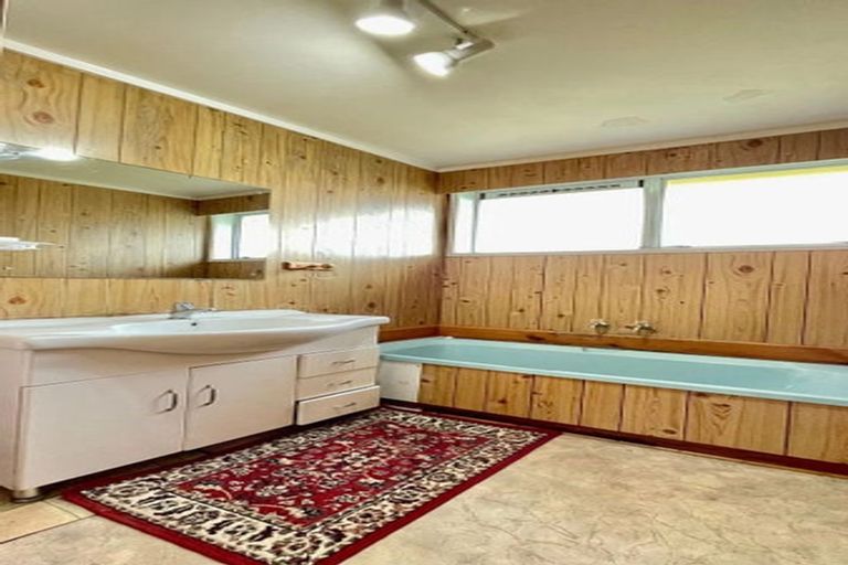 Photo of property in 1/17 Ashbourne Place, Glendene, Auckland, 0602