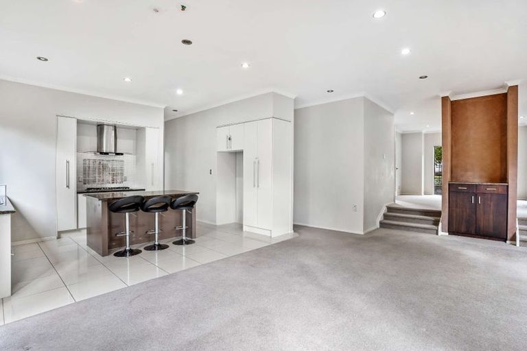 Photo of property in 25 Gibbston Crescent, Flat Bush, Auckland, 2016