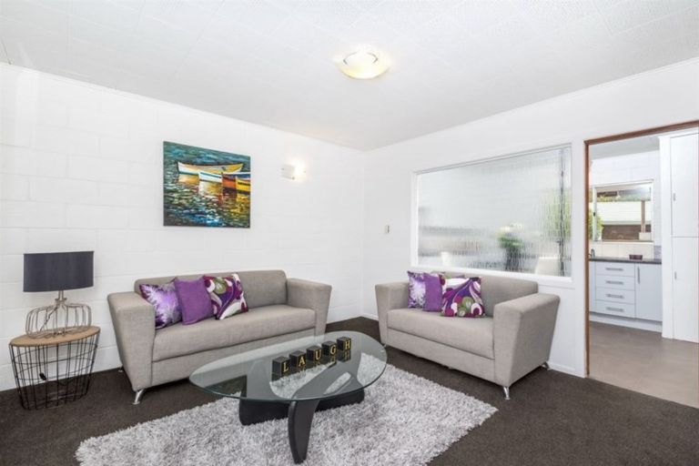 Photo of property in 9 Phillip Parade, Forrest Hill, Auckland, 0620