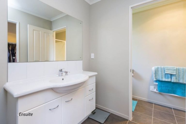 Photo of property in 44 King Charles Drive, Kingsley Heights, Upper Hutt, 5018