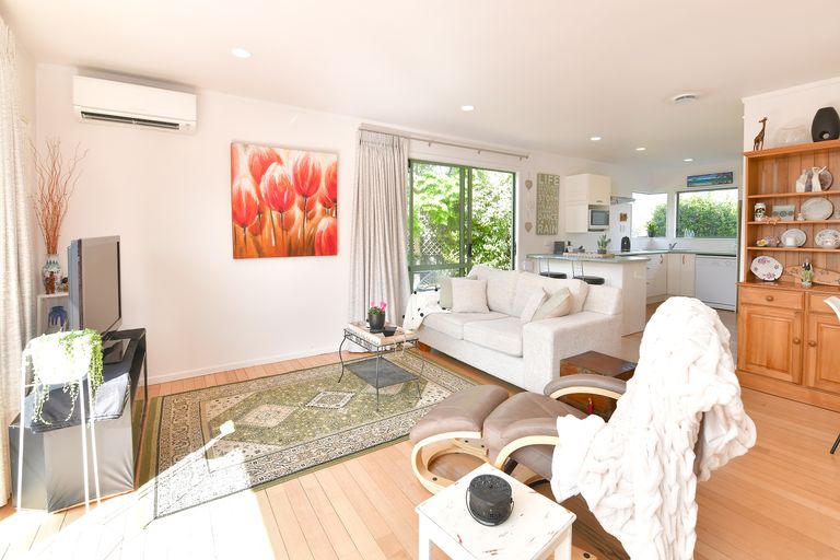 Photo of property in 2/10 Ross Crescent, Orewa, 0931