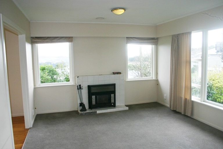 Photo of property in 2 Alder Place, Newlands, Wellington, 6037