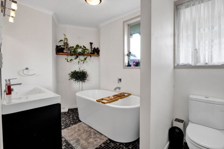 Photo of property in 540 Finnerty Road, Cardiff, Stratford, 4391